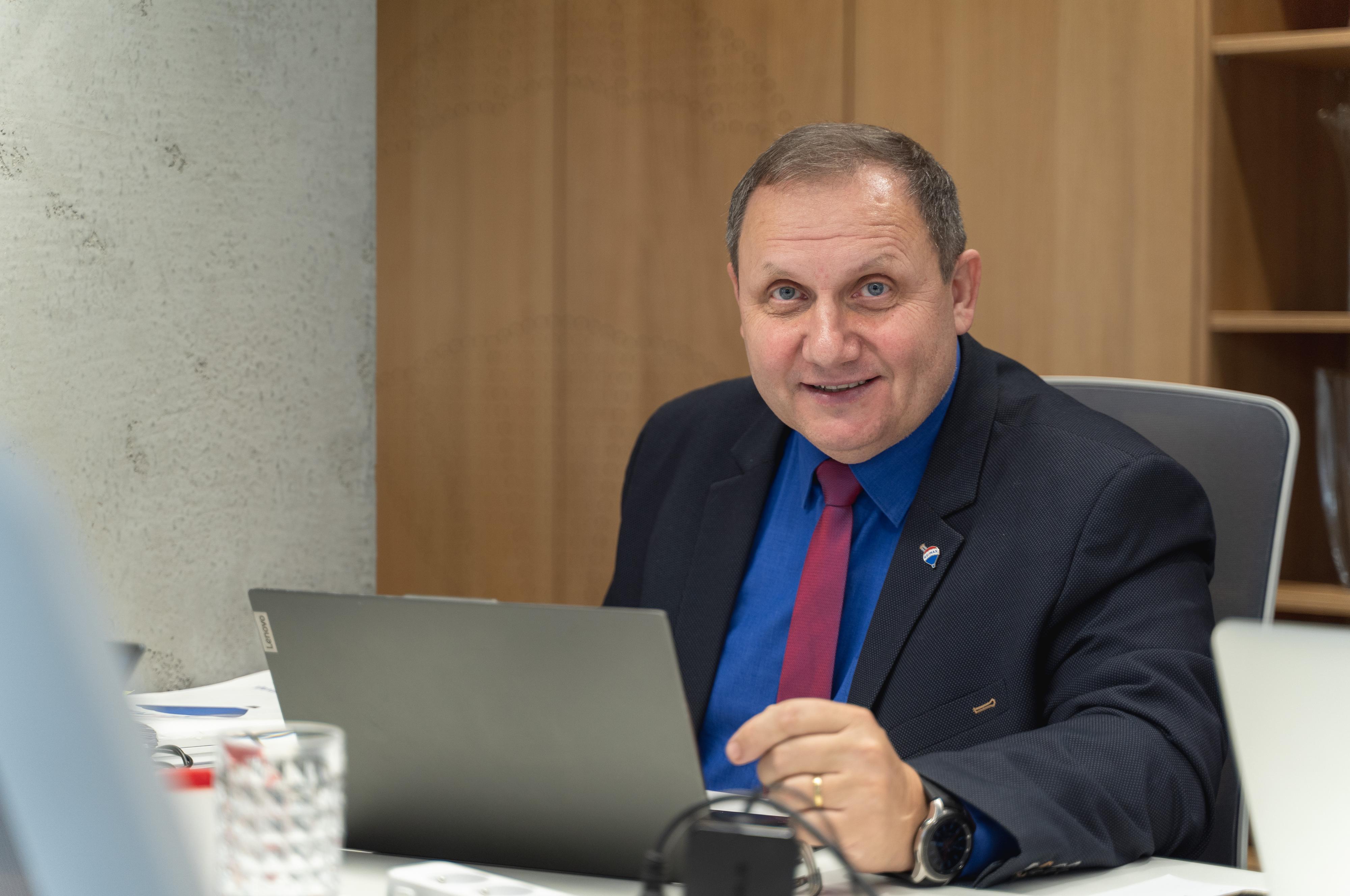 Makléř společnosti Remax DELUX